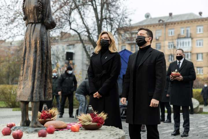 Президент та перша леді вшанували пам’ять жертв Голодоморів в Україні