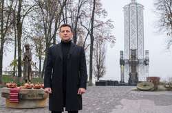  «Сьогодні, о 16 годині запаліть в своїх вікнах свічки пам'яті. Нехай вони зігріють своїм теплом душі невинних жертв голодоморів» - Зеленський 