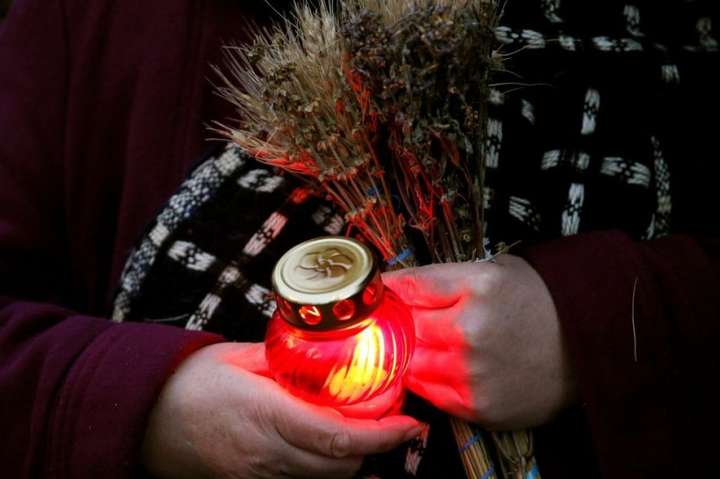 Запали свічку. Україна вшановує пам'ять жертв Голодоморів