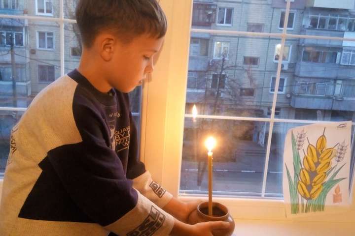 Українці масово розміщують в соціальних мережах фото свічок пам’яті