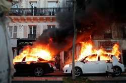 Заворушення у Парижі: демонстранти палять авто, поліція застосувала сльозогінний газ