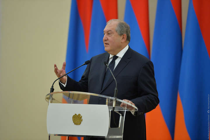 Президент Вірменії закликав уряд Пашиняна піти у відставку