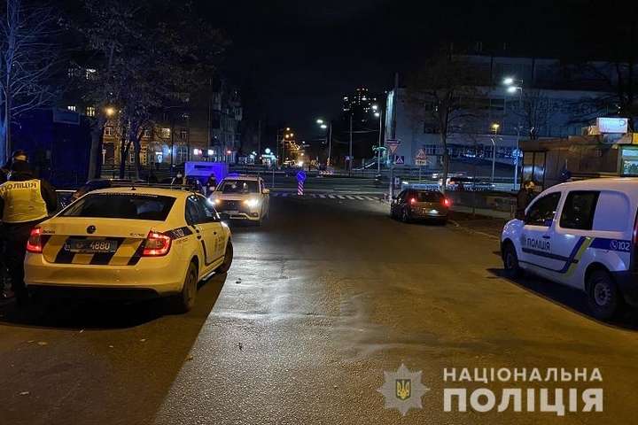 Іноземець з ножем вибіг на дорогу в Києві і поранив водія автівки (фото)