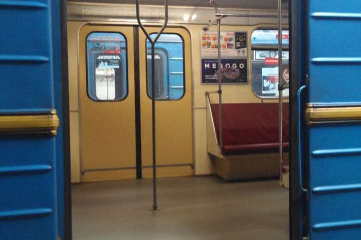 У київському метро курсує вагон з експериментальними поручнями (фото)