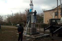 На Запоріжжі постамент Леніна прикрасили скульптурою Христа