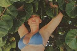  Певица Даша Астафьева показала, как укрощает волны 
  