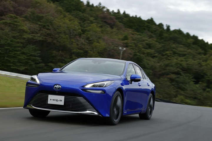 Toyota випустила оновлену версію водневого автомобіля Mirai