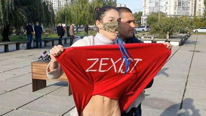 Суд «строго» наказал активистку «Femen», которая обнажилась перед Зеленским