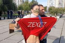 Нещадний суд. Активістку організації Femen оштрафували за атаку Зеленського на виборчій дільниці