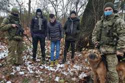 Жоден з затриманих не мав при собі документів, що посвідчують особу