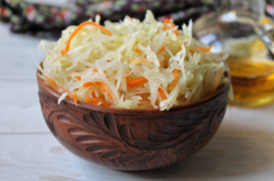 Квашена капуста. Дієтолог назвала найкращі альтернативи синтетичному вітаміну С з аптеки