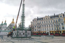 Каркас новорічної ялинки вже встановлено