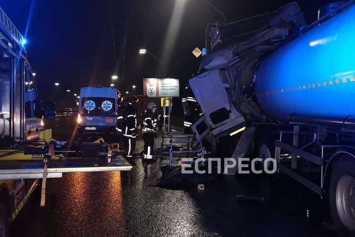 Смертельна ДТП на виїзді з Києва: бензовоз врізався в вантажівку (фото, відео)