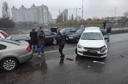 Ожеледиця спричинила масштабну  ДТП на Русанівці: міст заблоковано (оновлено)