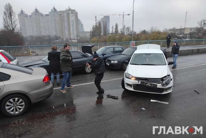 Гололедица стала причиной масштабного ДТП на Русановке: мост заблокирован (фото)