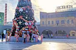 У центрі ковзанки встановлена новорічна ялинка