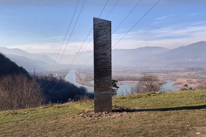 Нещодавно знайдений у Румунії таємничий обеліск зник