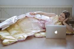 Из одеял и подушек. Дизайнер создала идеальный наряд для карантина (фото)