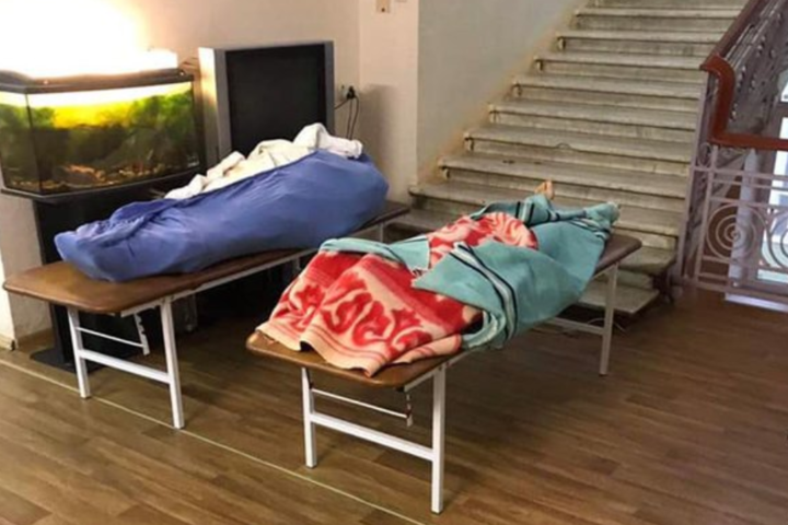 Пацієнти одеської ковідної лікарні показали трупи, які просто лежать на коридорах (фото)