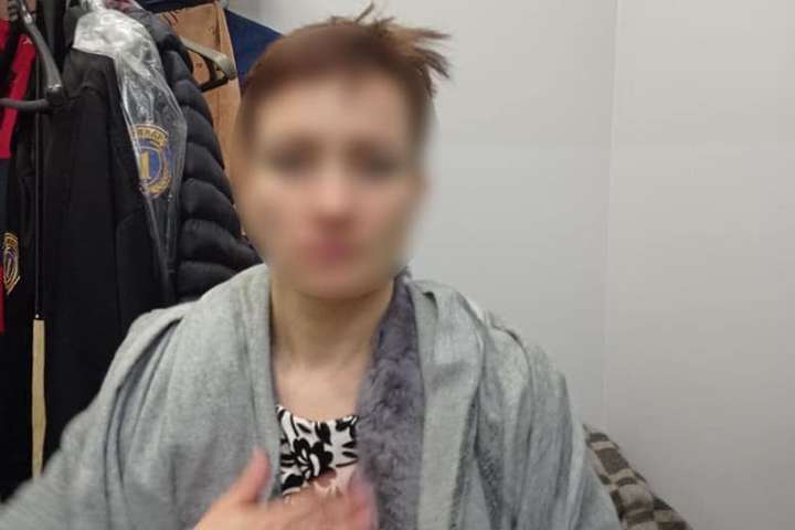У київському торговельному центрі жінка привселюдно вживала наркотики (фото)