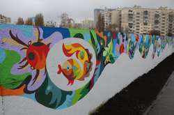 Новий рекорд у Києві: 86-метровий паркан перетворили на артоб’єкт (фото)