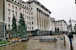 Під вікнами Зеленського на Банковій вже монтують ковзанку (фото)