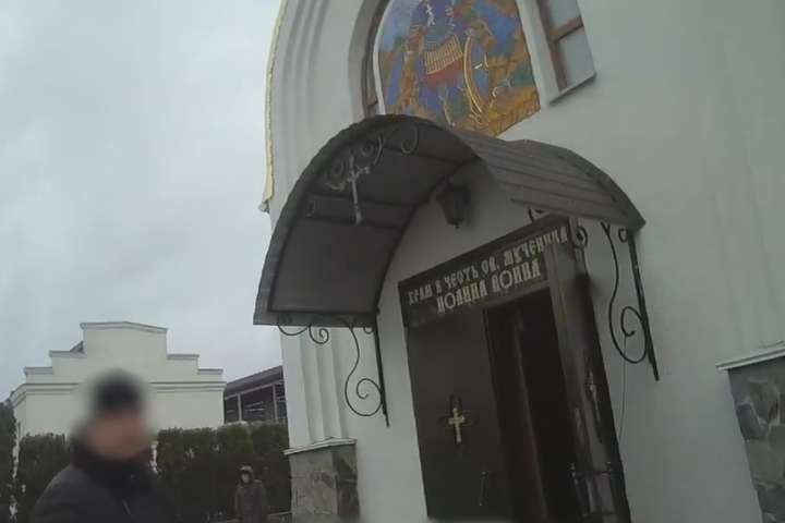 У церкві в Києві чоловік погрожував скоїти самогубство (відео)