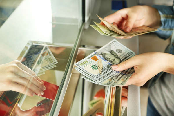 Українці у листопаді почали скуповувати валюту 