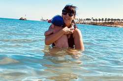 Джамала учит кроху-сына самостоятельно плавать в море (видео)