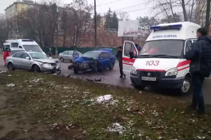Серйозна ДТП у Вишгороді: автівки зіткнулися лоб у лоб (відео)