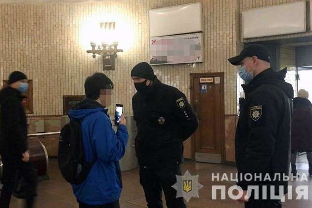 Маска під носом: у київському метро поліція оштрафувала 85 пасажирів (фото, відео)