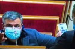 Ще один депутат зі «Слуги народу» на засіданні Ради розважався інтимними фото
