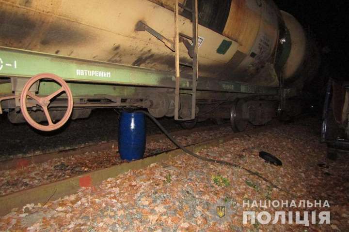 Під Києвом залізничники крали дизпаливо з вагона-цистерни (фото)