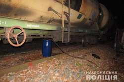 Під Києвом залізничники крали дизпаливо з вагона-цистерни (фото)