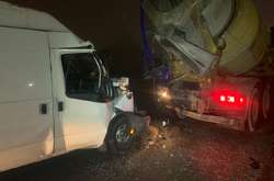 Від удару в мікроавтобуса побита передня частина, розтрощене лобове скло, понівечені пасажирські дверцята