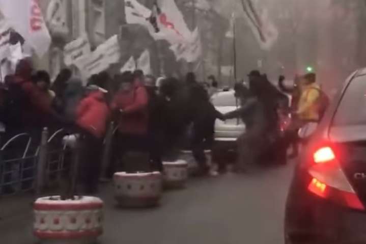 В правительственном квартале произошло столкновение между полицией и митингующими (видео)