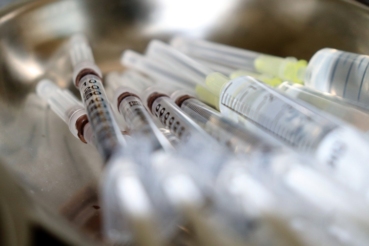 Франція представила план масової вакцинації населення від коронавірусу