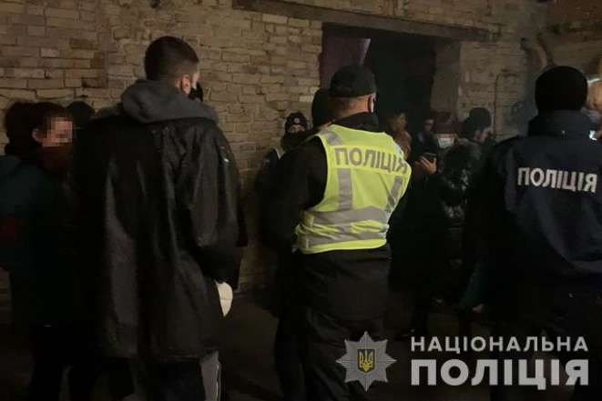 Наркотики й порушення карантину: поліція закрила нічний клуб на Подолі (фото, відео)