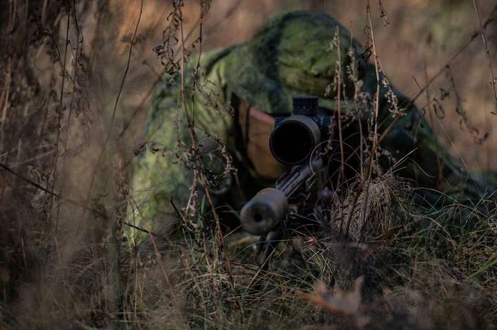 На Донбасі снайпер поранив українського військовослужбовця