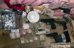 Дві сімейні пари в Києві організували наркобізнес (фото, відео)