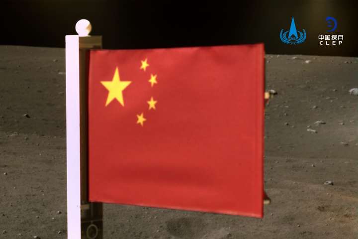 Китай вперше розгорнув свій прапор на Місяці