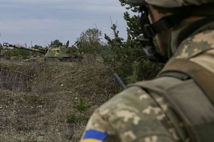 Окупанти на Донбасі обстріляли позиції українських військових з заборонених артилерійських систем