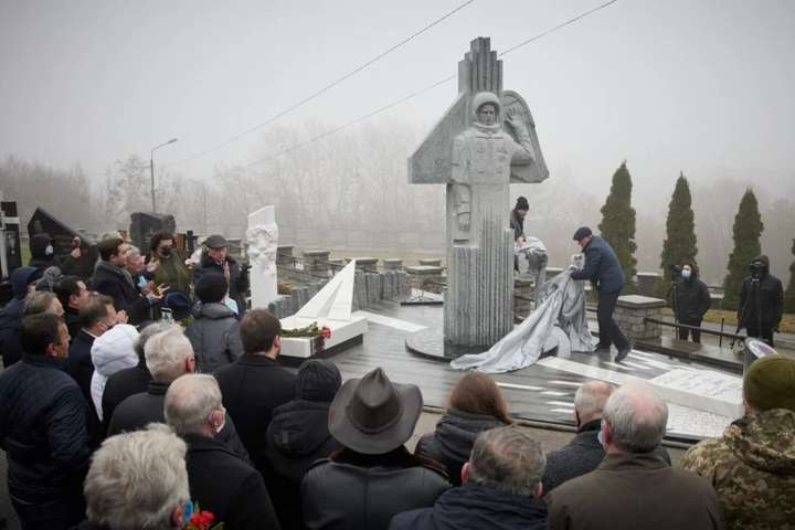 Відкрито пам’ятник на могилі Леоніда Каденюка (фото) 