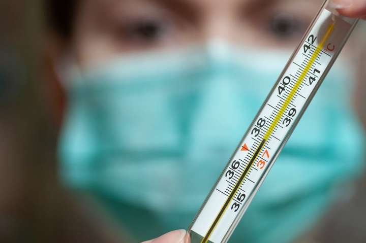 Лікар пояснив, чому температуру вище 37 у разі коронавірусу потрібно збивати