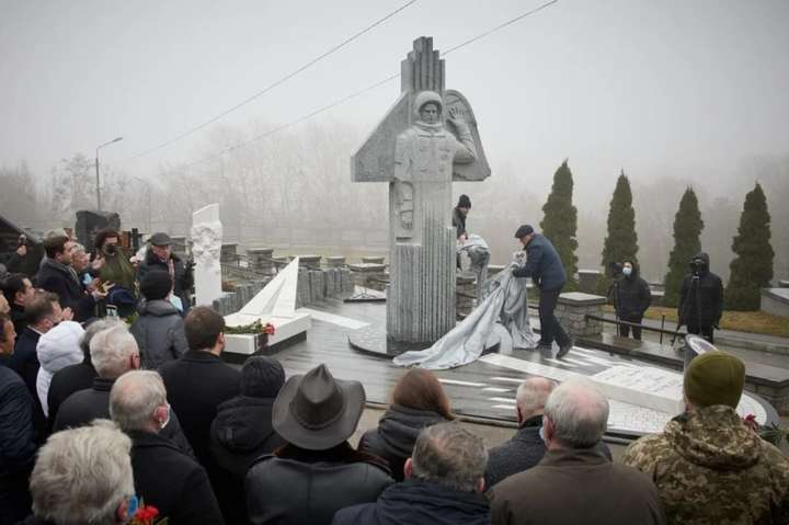 «Викорчували калину». Відкриття пам’ятника на могилі Каденюка спровокувало скандал