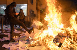 На вулицях Парижа знову розпочалися жорстокі сутички між демонстрантами та силовиками