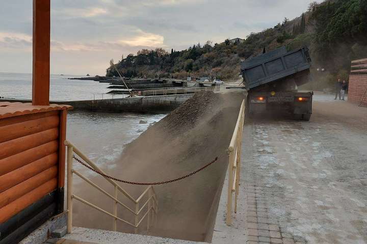 Окупанти в Криму перетворили популярний пляж на смітник (фото)