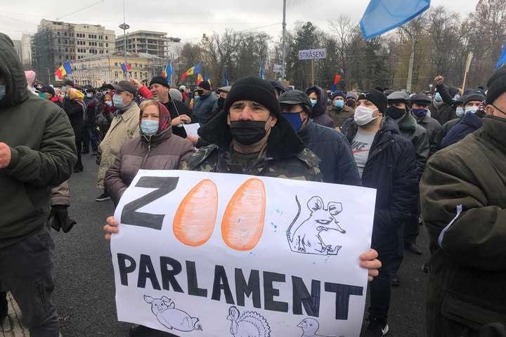 «Додон намагається підпалити країну». Президент Молдови вивела людей на протест