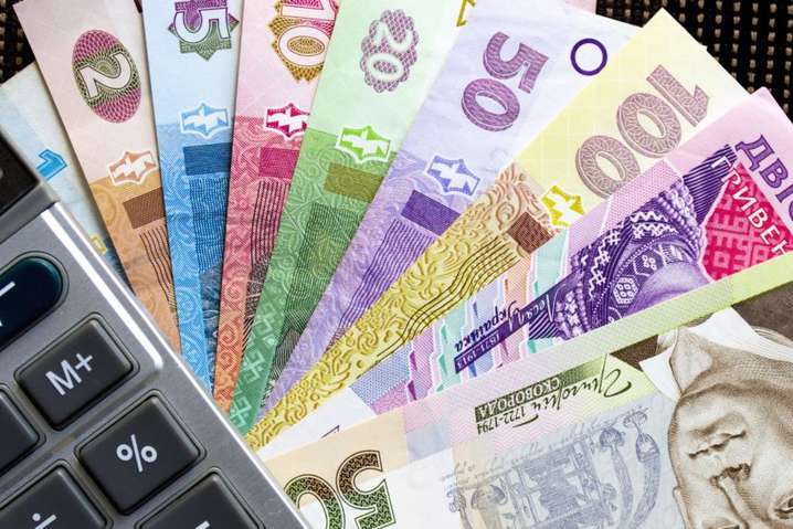 Середня зарплата українців перевищила 12 тис гривень