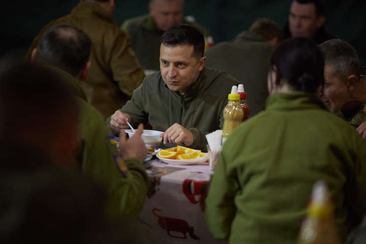 Зеленський знову пообідав з військовими. Цього разу з апельсинами (фото)